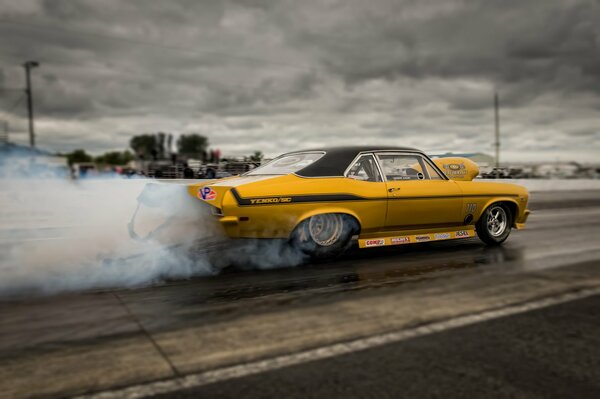 Muscle Car Chevrolet Camaro na Goku drag racing