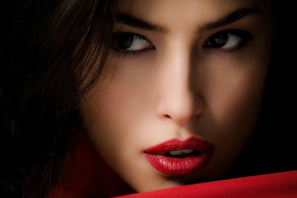 Mirada misteriosa hermosa chica