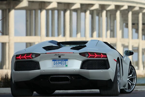 La nuova Lamborghini bianca si trova di fronte all edificio