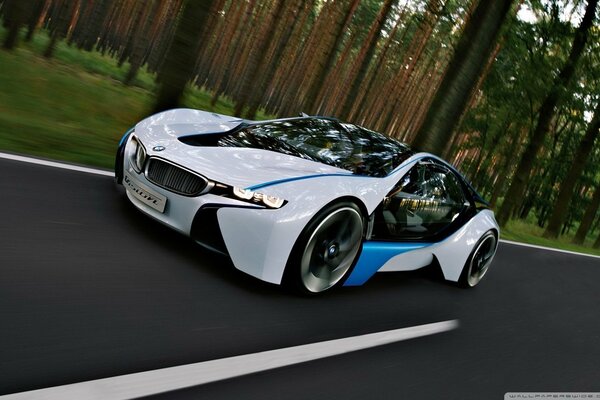 Ein weißes Elektroauto fährt auf perfektem Asphalt