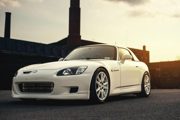 Biała Honda S2000 Turbo o świcie