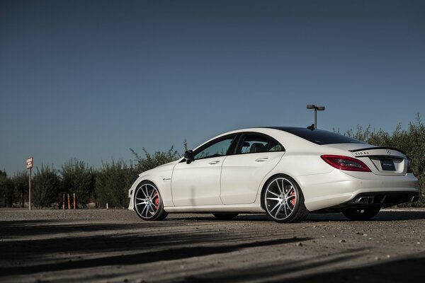 Bianco Mercedes parcheggio laterale