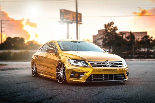 Goldener getunter VW Passat