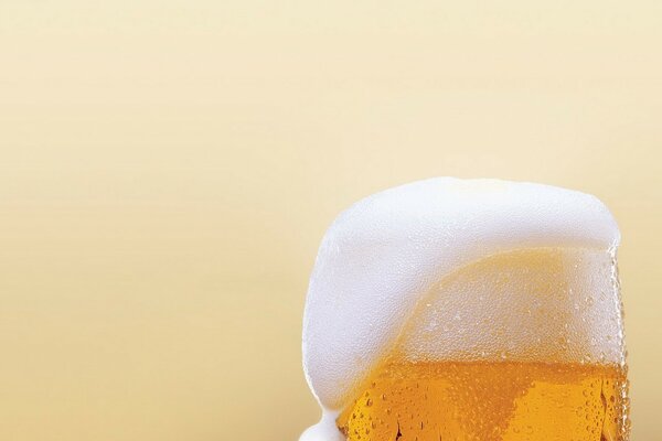 Glas Bier mit Schaumkappe