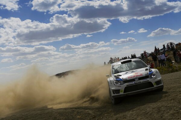 Polo Volkswagen bianca che corre sulla strada per il rally