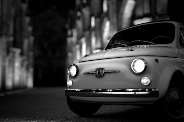 Retro macchina Fiat 500 in bianco e nero