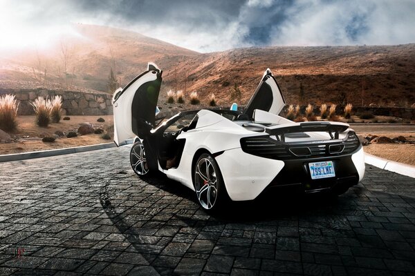 Белый суперкар mclaren mp4-12c