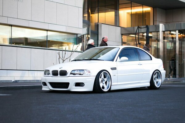 Voiture blanche tuning BMW avec de beaux disques
