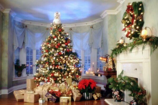 Albero di Natale decorato nella sala con camino e un mucchio di regali