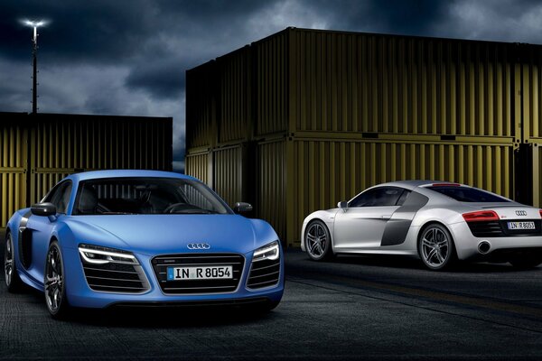 Audi R8 bleu et argent sur fond de conteneurs
