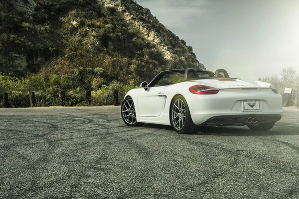 Porsche dérive sur terrain montagneux