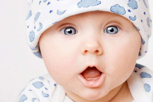 Enfant aux yeux bleus en bonnet blanc
