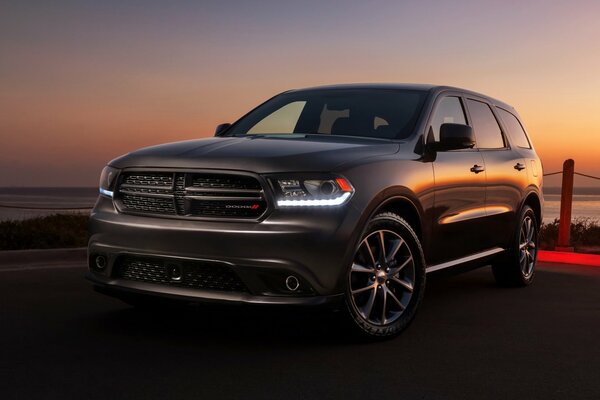 SUV Durango sullo sfondo del tramonto