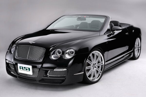 Bentley convertibile nero su sfondo grigio