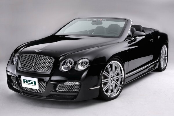 Czarny Bentley cabrio na szarym tle
