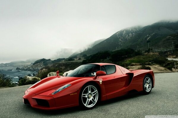 Ferarri rouge sur fond de rochers