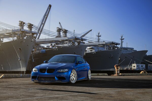 BMW blu sul molo di fronte alle scatole