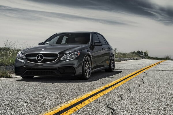 Schwarzes Premium-Auto mercedes-benz e63
