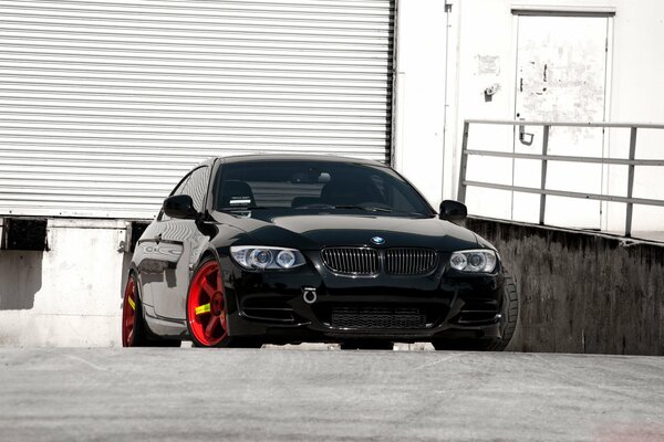 Czarny BMW E92 z czerwonymi tarczami