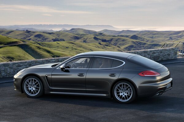 Schwarzes Porsche Panamera-Auto