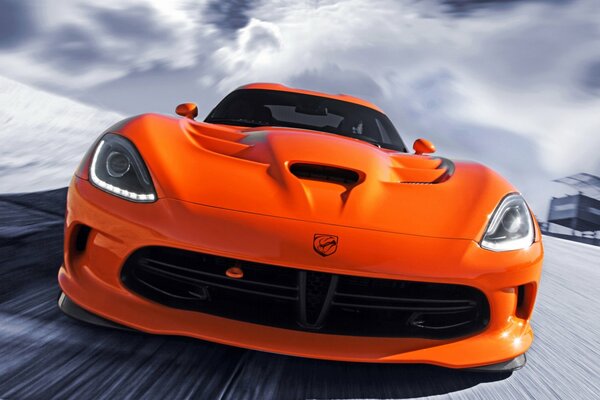 Orange Supercar fliegt auf der Strecke