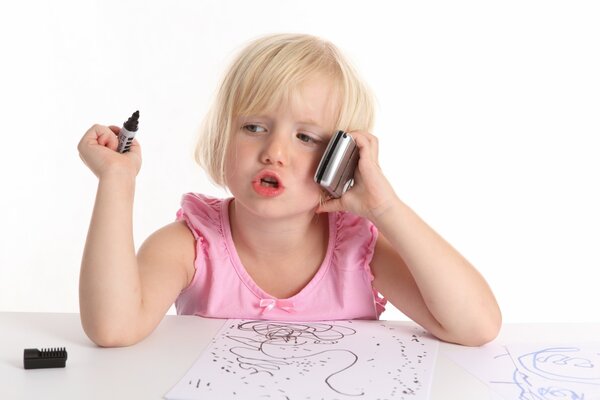 Dziewczyna rozmawia przez telefon