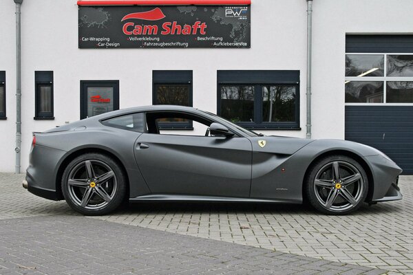 Nowy potężny Ferrari F12 stoi przed budynkiem