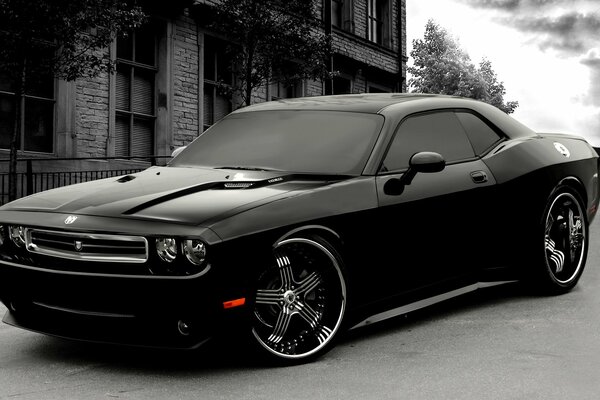 Getunter schwarzer Dodge Challenger Asanti