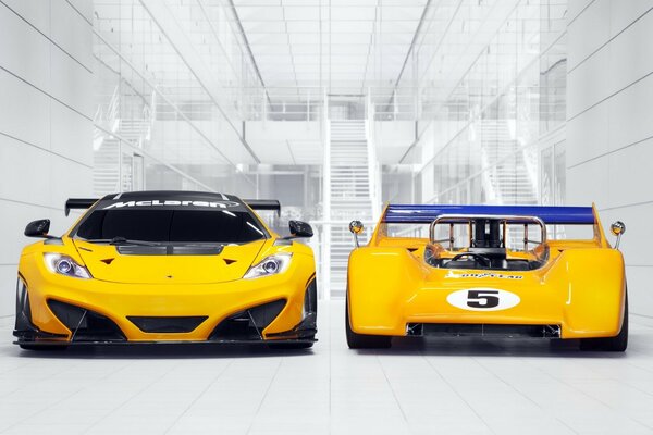 Sportliche McLaren-Vorderansicht und Renn-Balit