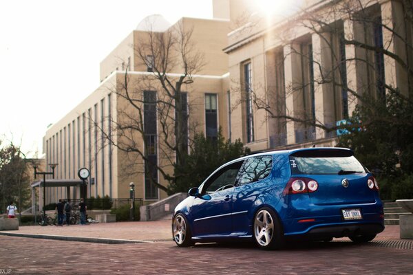 Volkswagen golf BLU cavalca in città oltre l edificio