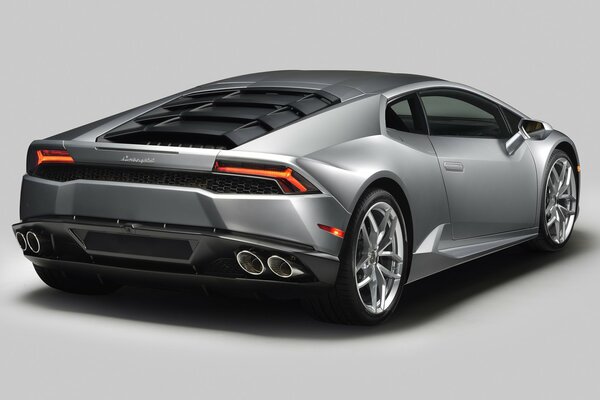 Un auto sportiva costosa di una tonalità d acciaio. Lamborghini uragano tonalità metallica vista laterale