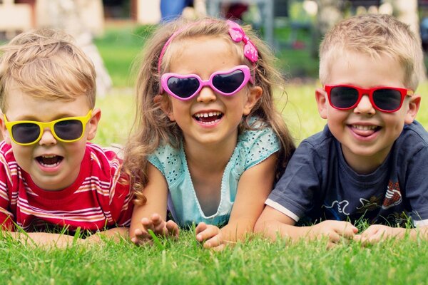 Trois bébés à lunettes de soleil