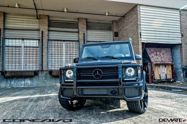 Negro mercedes benz vista frontal