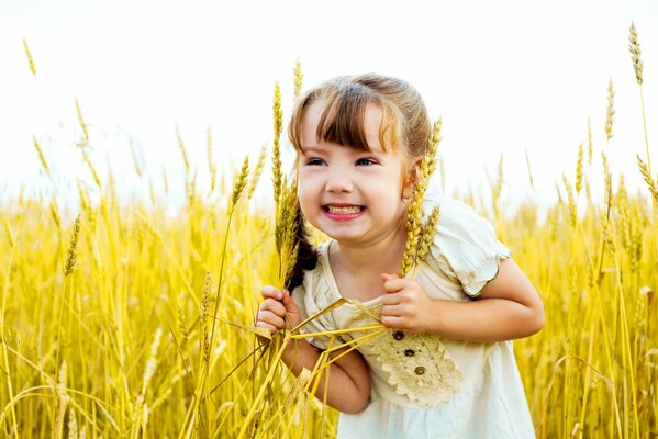 En el campo de la felicidad levanta la chica