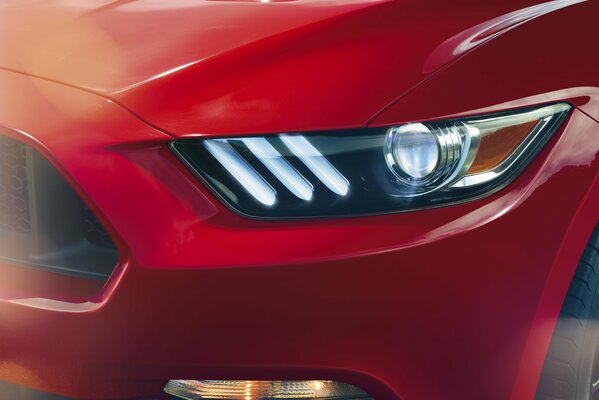 Rosso Ford Mustang vista del faro anteriore sinistro