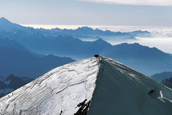 Menschen auf dem Berg im Nebel