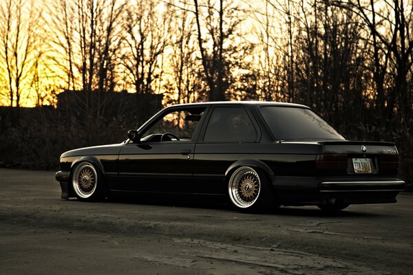 Stylowe czarne bmw e30 w ruchu