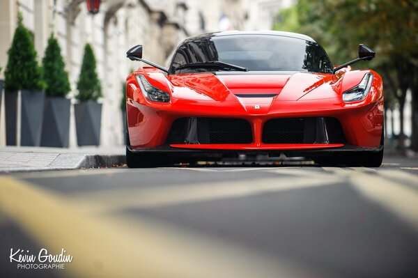 Una ferrari rossa che guida per la città