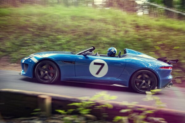 Спортивный синий гоночный автомобиль с водителем