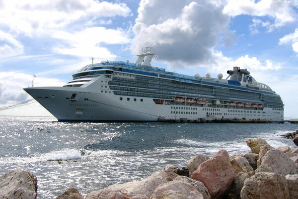 Anlegestelle eines Kreuzfahrtschiffes vor der Insel