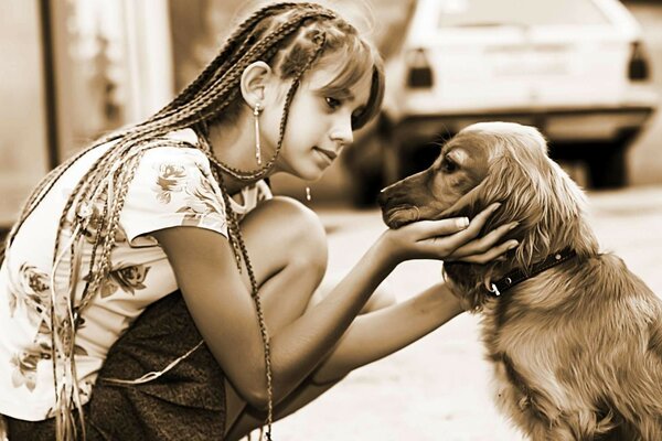 La ragazza addestra il suo amato cane