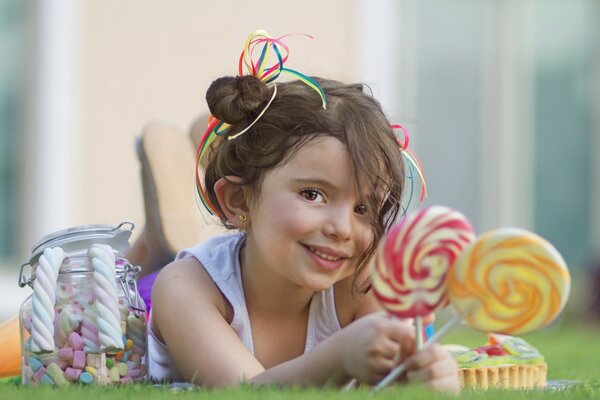 Fille joyeuse avec des bonbons et une boîte de bonbons