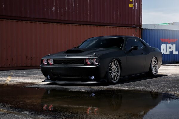 Poder y fuerza negro Dodge challenger srt 8