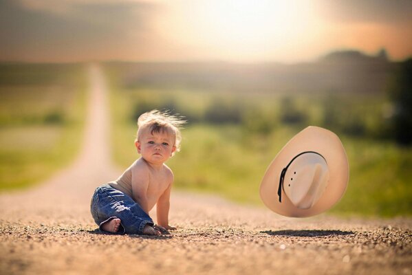 El viento se llevó el sombrero del niño