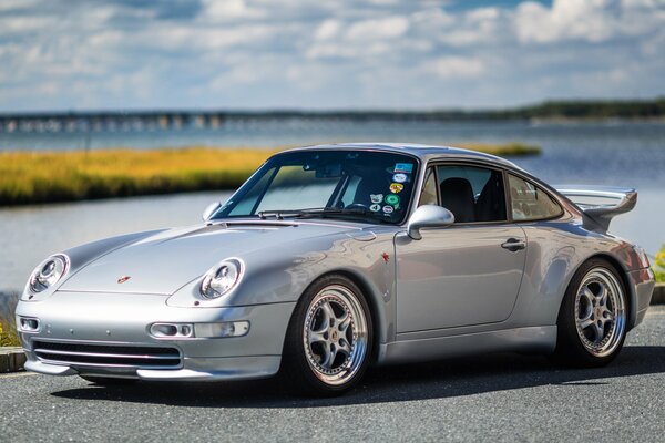 Silberner Porsche fährt auf der Autobahn