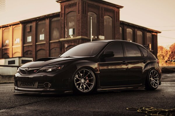 Subaru Impreza noir au coucher du soleil est très beau