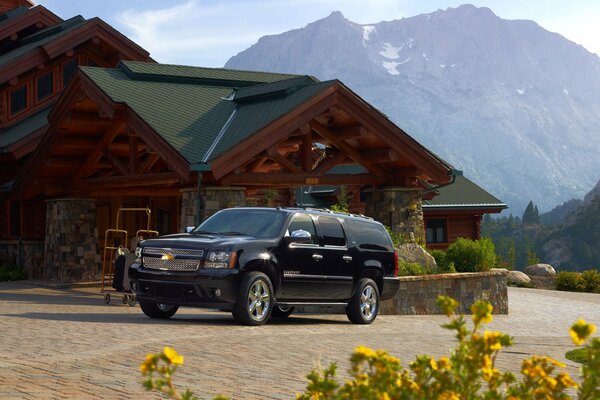 Chevrolet nero su uno sfondo di bellissime montagne