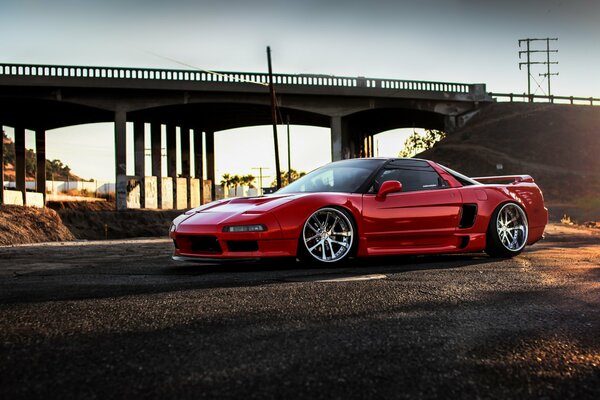 Красная Хонда nsx на фоне моста
