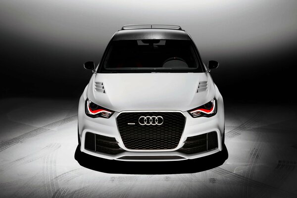 Audi capó blanco vista frontal