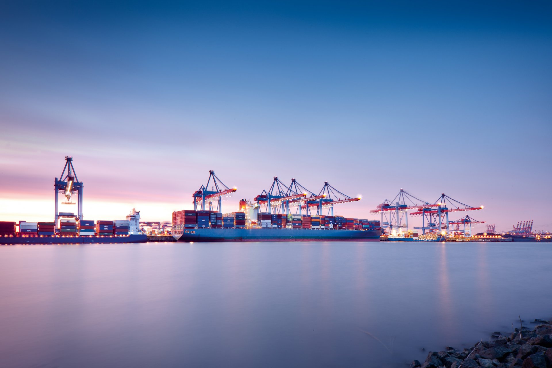 navire port terminal soirée calme mer grues porte-conteneurs ciel